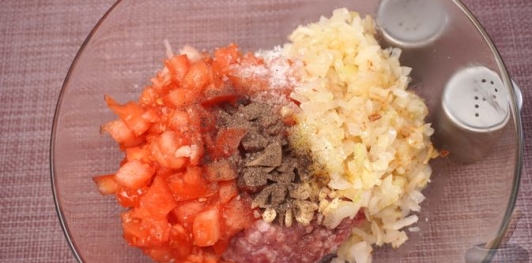 Фото приготовления рецепта: Перец, фаршированный мясом, помидорами и сыром (без риса) - шаг №6