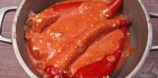 Фото приготовления рецепта: Перец, фаршированный мясом, помидорами и сыром (без риса) - шаг №11