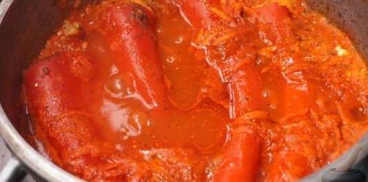 Фото приготовления рецепта: Перец, фаршированный мясом, помидорами и сыром (без риса) - шаг №14