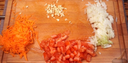 Фото приготовления рецепта: Перец, фаршированный мясом, помидорами и сыром (без риса) - шаг №2