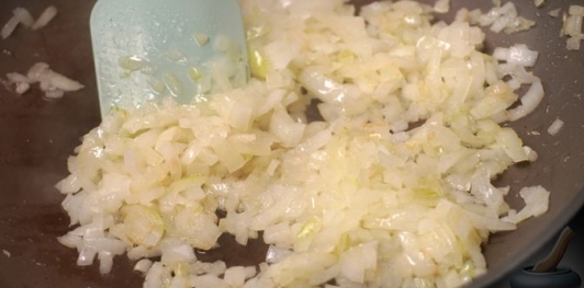 Фото приготовления рецепта: Перец, фаршированный мясом, помидорами и сыром (без риса) - шаг №4