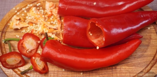 Фото приготовления рецепта: Перец, фаршированный мясом, помидорами и сыром (без риса) - шаг №5