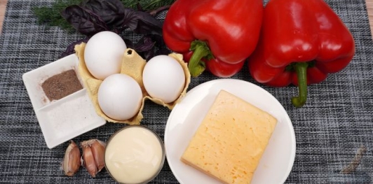 Фото приготовления рецепта: Перец, фаршированный сыром и яйцами - шаг №1