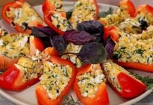 Перец, фаршированный сыром и яйцами