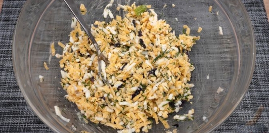 Фото приготовления рецепта: Перец, фаршированный сыром и яйцами - шаг №8