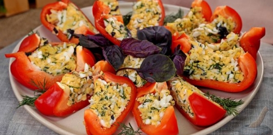 Фото приготовления рецепта: Перец, фаршированный сыром и яйцами - шаг №11