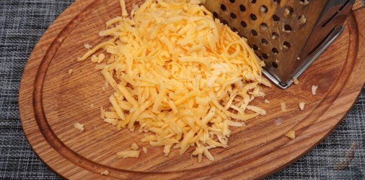 Фото приготовления рецепта: Перец, фаршированный сыром и яйцами - шаг №3