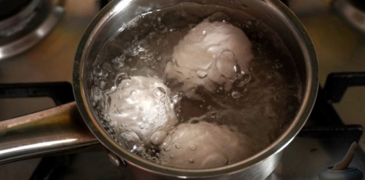 Фото приготовления рецепта: Перец, фаршированный сыром и яйцами - шаг №2