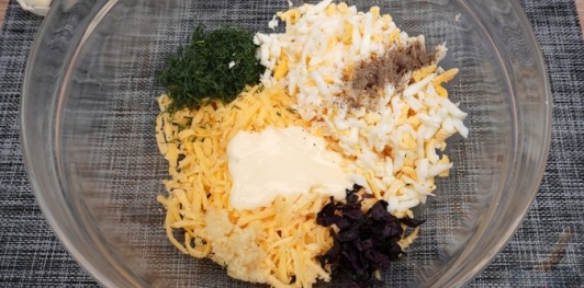 Фото приготовления рецепта: Перец, фаршированный сыром и яйцами - шаг №7