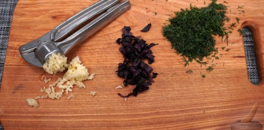 Фото приготовления рецепта: Перец, фаршированный сыром и яйцами - шаг №4