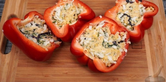 Фото приготовления рецепта: Перец, фаршированный сыром и яйцами - шаг №9