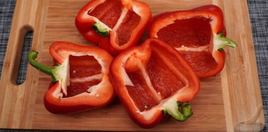 Фото приготовления рецепта: Перец, фаршированный сыром и яйцами - шаг №5