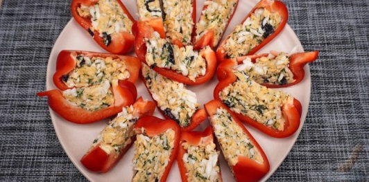 Фото приготовления рецепта: Перец, фаршированный сыром и яйцами - шаг №10