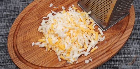 Фото приготовления рецепта: Перец, фаршированный сыром и яйцами - шаг №6