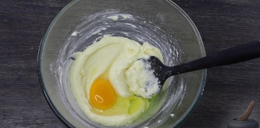 Фото приготовления рецепта: Песочный рулет с кукурузными хлопьями - шаг №7