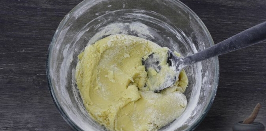 Фото приготовления рецепта: Песочный рулет с кукурузными хлопьями - шаг №12