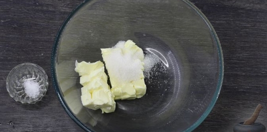 Фото приготовления рецепта: Песочный рулет с кукурузными хлопьями - шаг №3