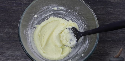 Фото приготовления рецепта: Песочный рулет с кукурузными хлопьями - шаг №6