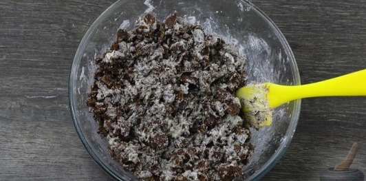 Фото приготовления рецепта: Песочный рулет с кукурузными хлопьями - шаг №22