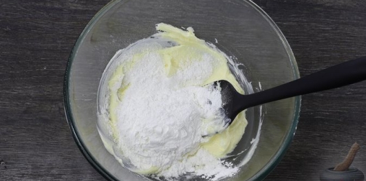 Фото приготовления рецепта: Песочный рулет с кукурузными хлопьями - шаг №5