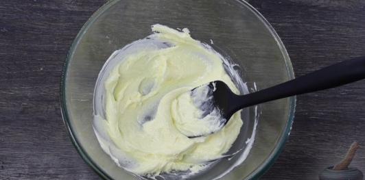 Фото приготовления рецепта: Песочный рулет с кукурузными хлопьями - шаг №4