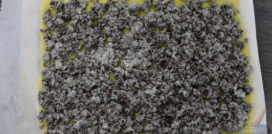 Фото приготовления рецепта: Песочный рулет с кукурузными хлопьями - шаг №25