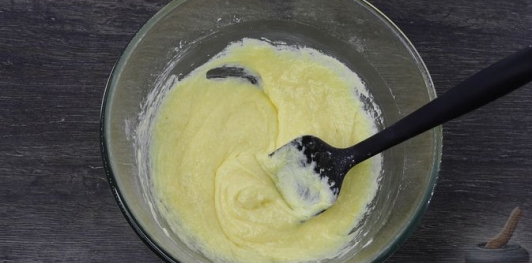 Фото приготовления рецепта: Песочный рулет с кукурузными хлопьями - шаг №8