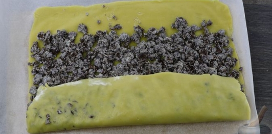 Фото приготовления рецепта: Песочный рулет с кукурузными хлопьями - шаг №26