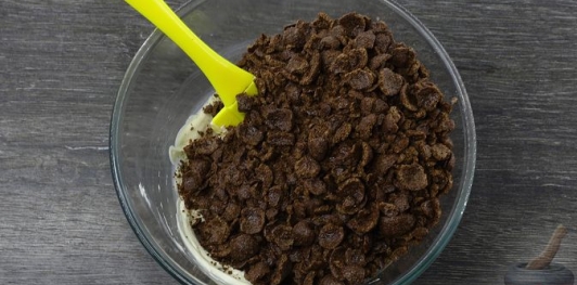 Фото приготовления рецепта: Песочный рулет с кукурузными хлопьями - шаг №21