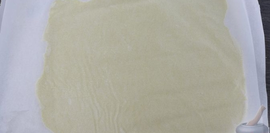 Фото приготовления рецепта: Песочный рулет с кукурузными хлопьями - шаг №23