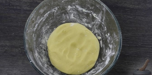 Фото приготовления рецепта: Песочный рулет с кукурузными хлопьями - шаг №13