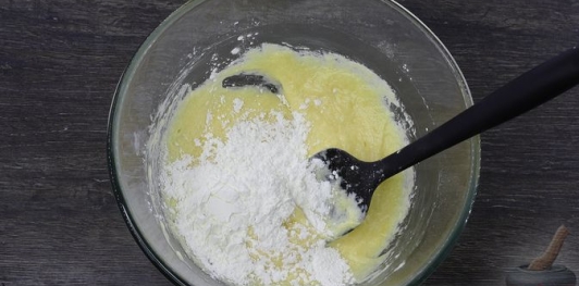 Фото приготовления рецепта: Песочный рулет с кукурузными хлопьями - шаг №9