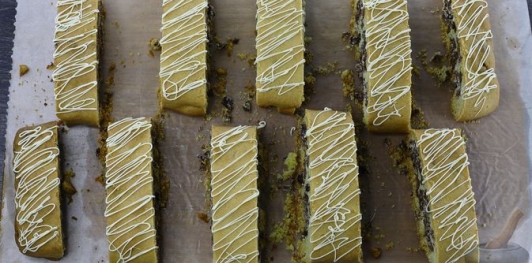 Фото приготовления рецепта: Песочный рулет с кукурузными хлопьями - шаг №31