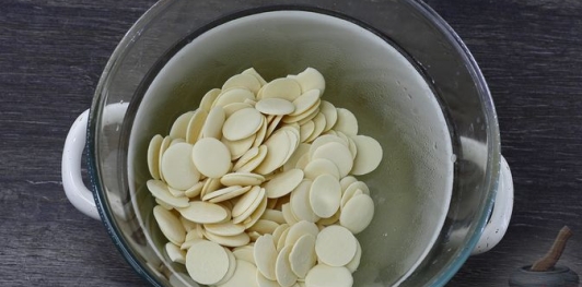 Фото приготовления рецепта: Песочный рулет с кукурузными хлопьями - шаг №17