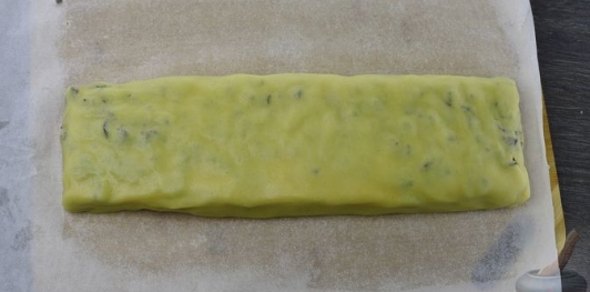 Фото приготовления рецепта: Песочный рулет с кукурузными хлопьями - шаг №27