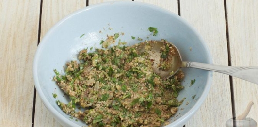 Фото приготовления рецепта: Пхали из запечённого перца - шаг №6