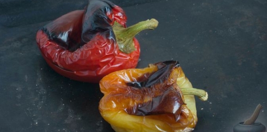 Фото приготовления рецепта: Пхали из запечённого перца - шаг №2