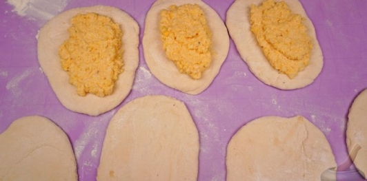 Фото приготовления рецепта: Пирожки "Хмельницкие" с горохом - шаг №17