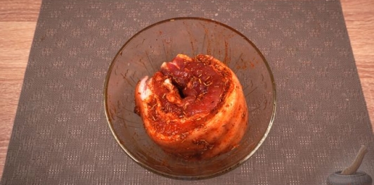 Фото приготовления рецепта: Подчерёвок, запеченный с чесноком и розмарином - шаг №5