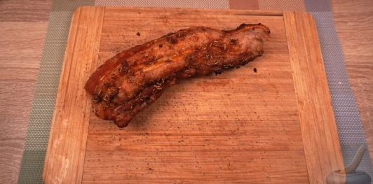 Фото приготовления рецепта: Подчерёвок, запеченный с чесноком и розмарином - шаг №9