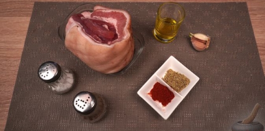 Фото приготовления рецепта: Подчерёвок, запеченный с чесноком и розмарином - шаг №1