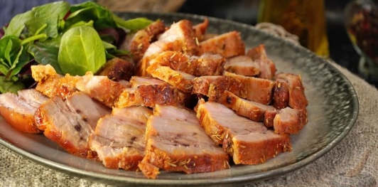 Фото приготовления рецепта: Подчерёвок, запеченный с чесноком и розмарином - шаг №12