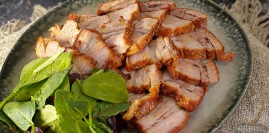 Фото приготовления рецепта: Подчерёвок, запеченный с чесноком и розмарином - шаг №13