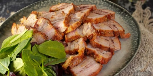 Фото приготовления рецепта: Подчерёвок, запеченный с чесноком и розмарином - шаг №11