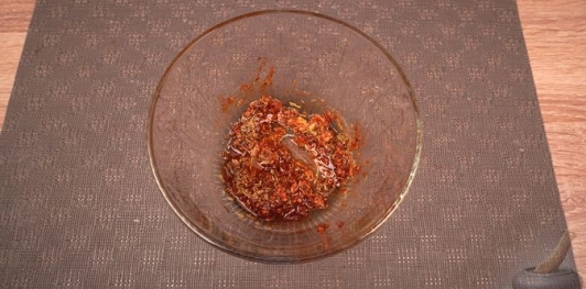 Фото приготовления рецепта: Подчерёвок, запеченный с чесноком и розмарином - шаг №3