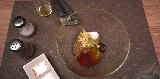 Фото приготовления рецепта: Подчерёвок, запеченный с чесноком и розмарином - шаг №2