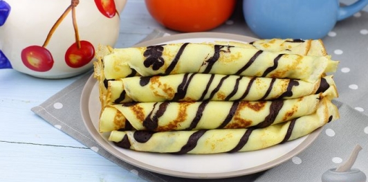 Фото приготовления рецепта: Полосатые блины на молоке - шаг №7