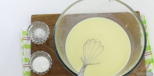 Фото приготовления рецепта: Полосатые блины на молоке - шаг №2