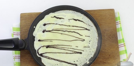 Фото приготовления рецепта: Полосатые блины на молоке - шаг №5