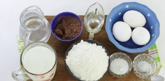 Фото приготовления рецепта: Полосатые блины на молоке - шаг №1